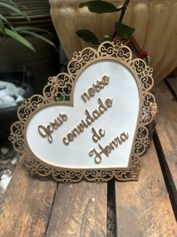 PLACA CORACAO PINTADO E APLIQUE 30CM