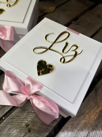 CAIXA MDF BRANCO 20X20X9 PERSONALIZADA COM CONVITE INTERNO - PERSONALIZACAO CONFORME ESCOLHA DO CLIENTE  *NÃO ACOMPANHA ITENS INTERNOS (PALHA E CANECAS) -  UNID