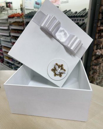 CAIXA 20X20X9 BRANCA COM APLIQUE  -  UNID