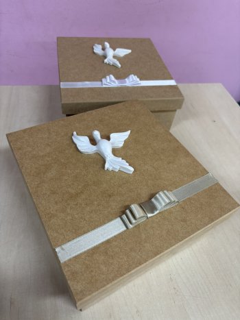 CAIXA 24X22 MDF CRU COM APLIQUE E LAÇO -  UNID