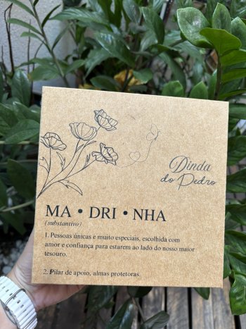 CAIXA 20X20X9 COM ESTAMPA MADRINHA S/ CONVITE  -  UNID