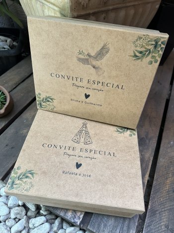 CAIXA 24X22 COM ESTAMPA E LAÇO  -  UNID