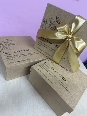 CAIXA 20X20X9 COM ESTAMPA PADRINHO S/ CONVITE -  UNID